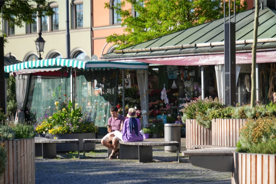 Marktbesucher vor einem Blumenstand auf dem Viktualienmarkt München
